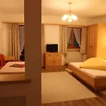 Gaestehaus Kleinbuch مزرعة للإقامة *